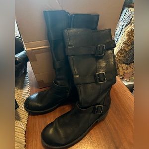 Born black winter boots.  Gently used.  Size 8 1/2.